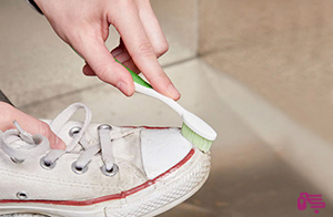 تمیز کردن کفش سفید با خمیردندان